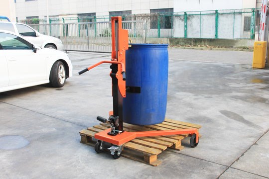 轻型液压油桶搬运车